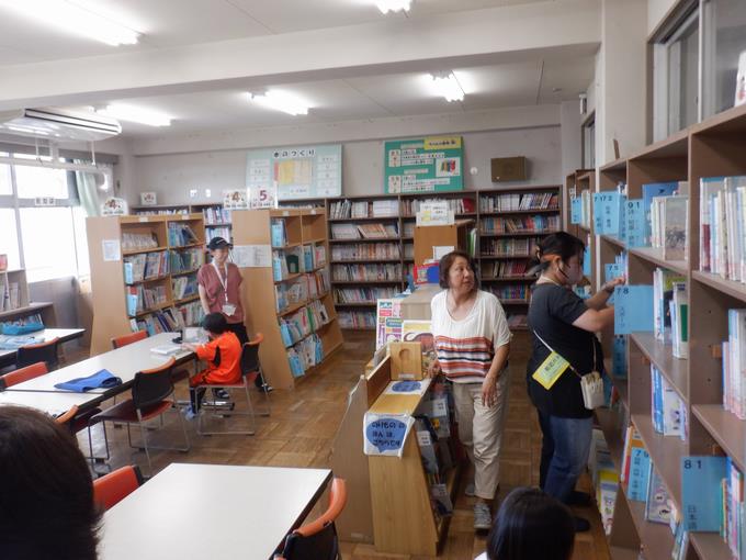 書架整理の様子