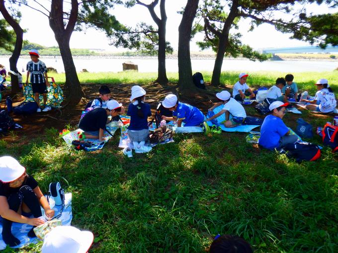 楽しくお弁当を食べる様子