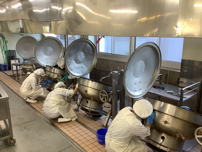 回転釜もみがいて、ピカピカに