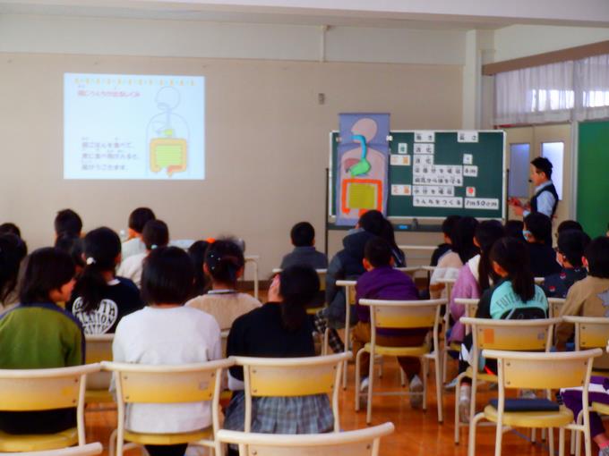 真剣な眼差しで話を聞く様子