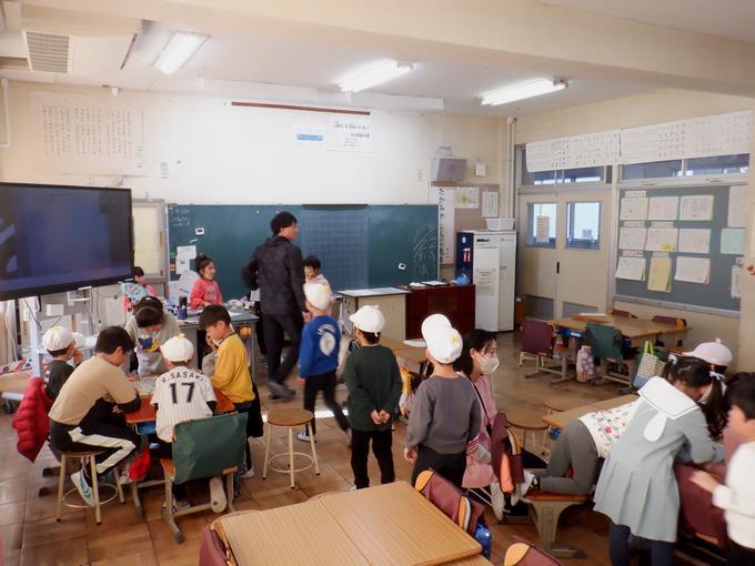 一緒に遊んでいる様子