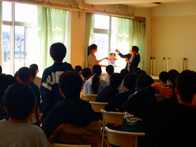 真剣に聞く様子