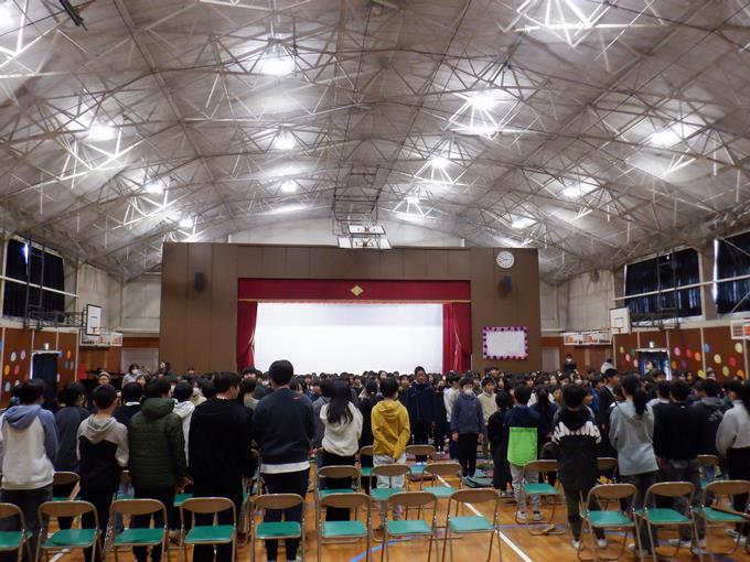 向かい合って全校合唱