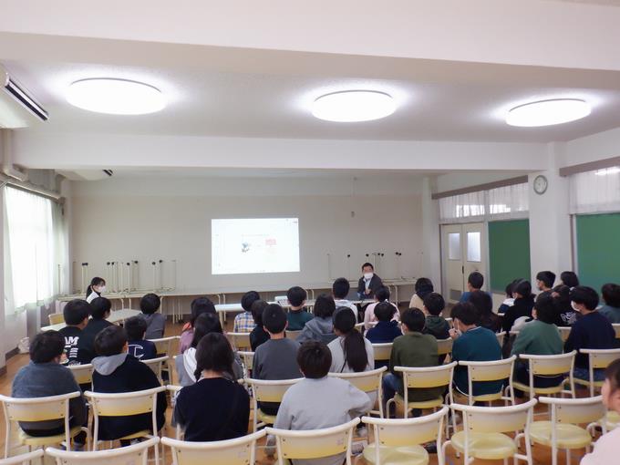熱心に話を聞く様子