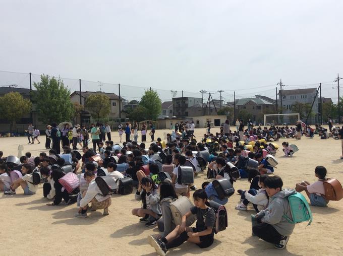 校庭に避難した様子