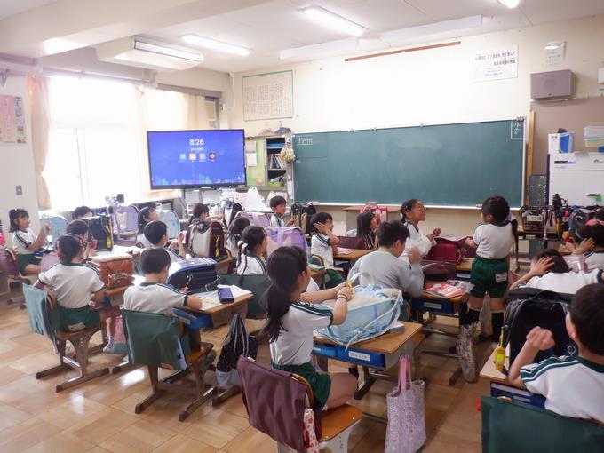 防犯ブザーを鳴らす様子