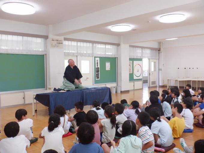 身振り手振りで落語をされる様子