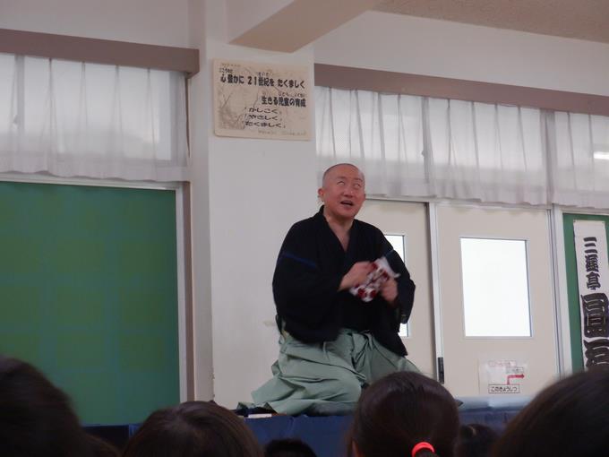 表情豊かな落語の様子
