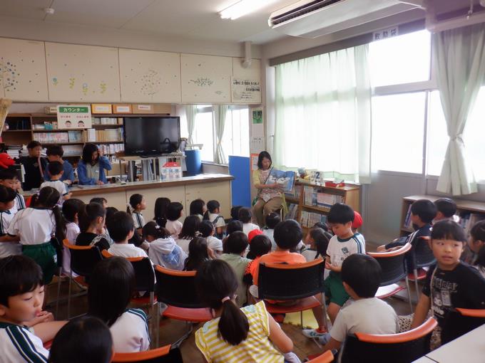 真剣な眼差しで本の世界へ