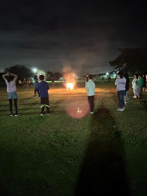 火を囲んでレクをします