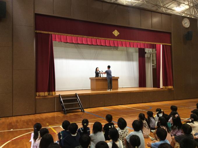 代表児童による通知表授与