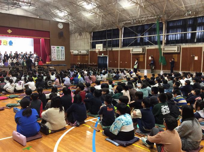 真剣に聴き入っています