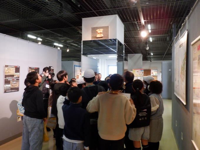 展示物に興味津々