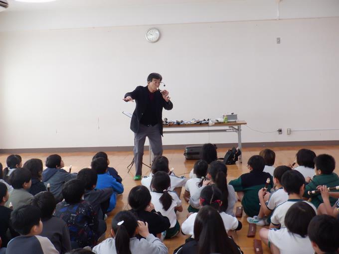 熱心に耳を傾ける3年生