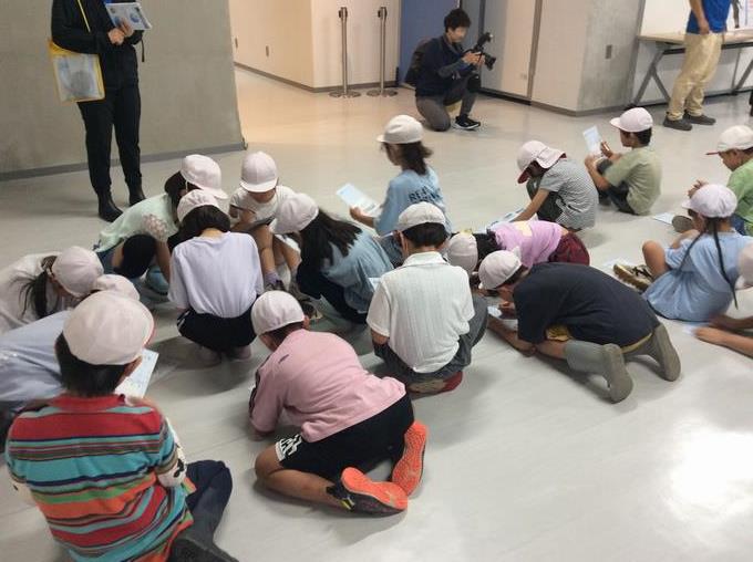 真剣にメモを取る子供たち