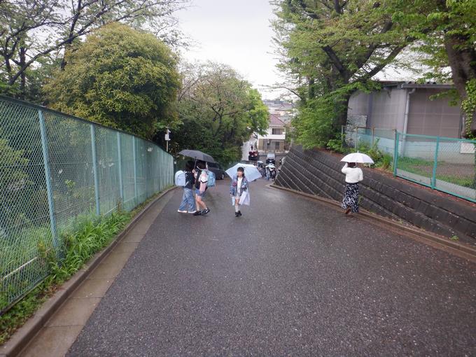 雨の校門坂