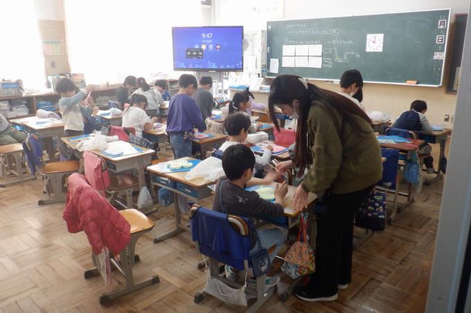 1年生図工「のばしてぺったん」
