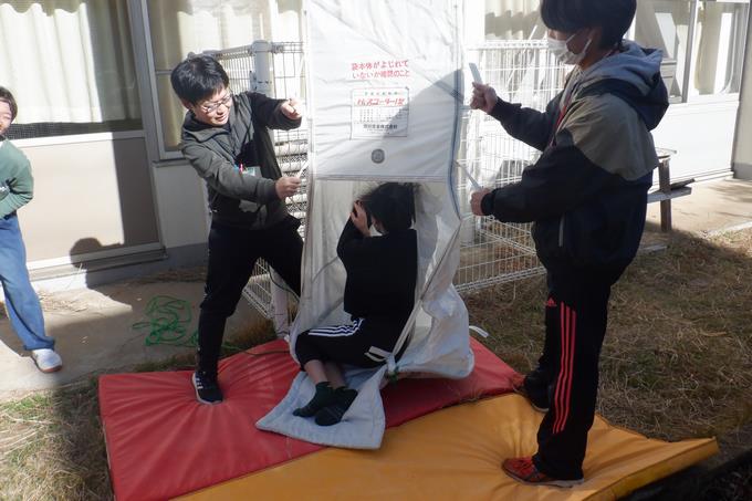 ６年生救助袋避難体験