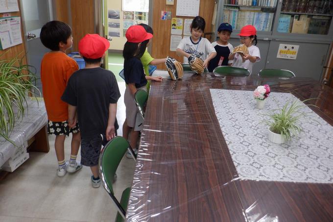 １・２年生　学校探検