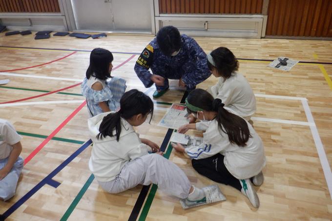 新聞紙スリッパづくり
