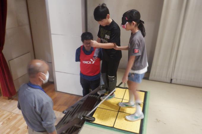 4年生　白杖体験