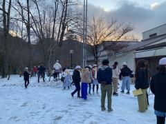 ホテルの前で雪遊び