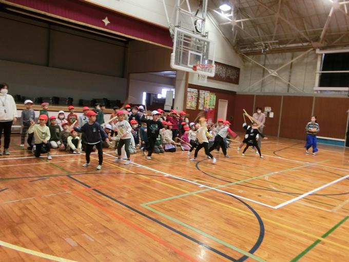 新聞棒投げ大会 1年生