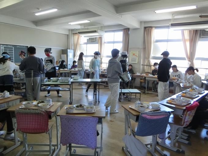 6年生配膳の様子