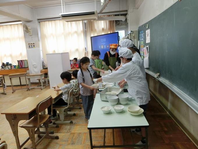4組 給食の配膳