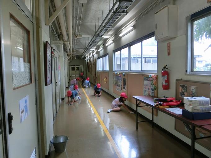 職員室前そうじ
