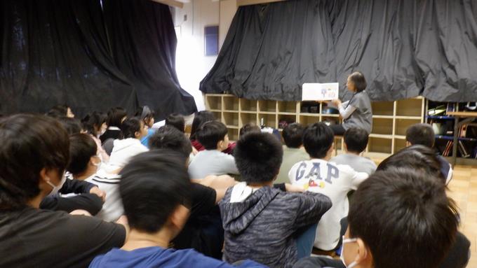絵本の読み聞かせ