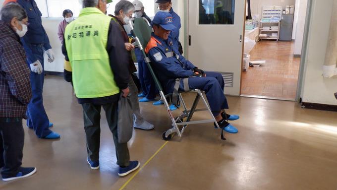 担架を車いすに