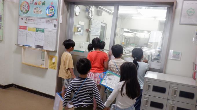 給食室の中見えるかな?