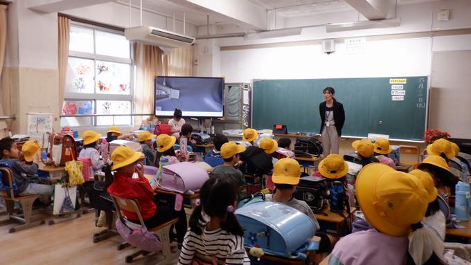 引き渡しを待つ子供たち