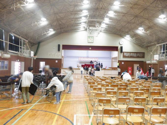 体育館の椅子並べ