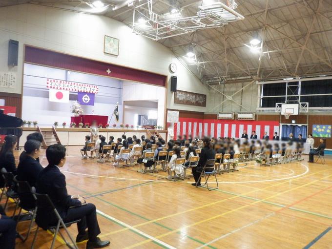 背筋を伸ばして先生の話を聴いています