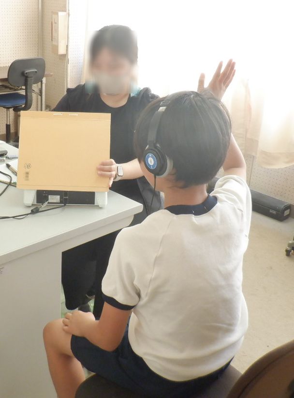 5年生聴力検査　聞こえたら手を挙げます