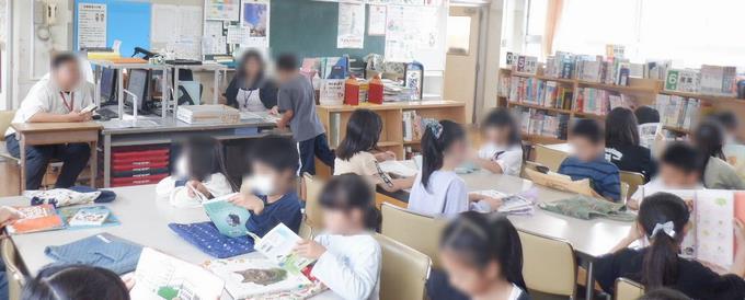 4年生　集中して読んでいます