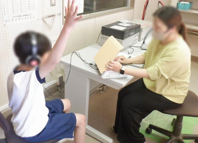 3年生聴力検査　廊下でも静かに並んでいます