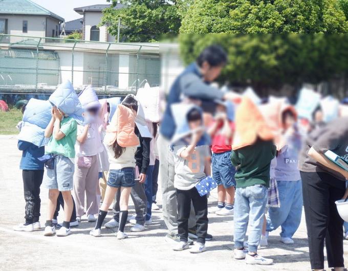 1年生も防災頭巾と口を覆って避難できました