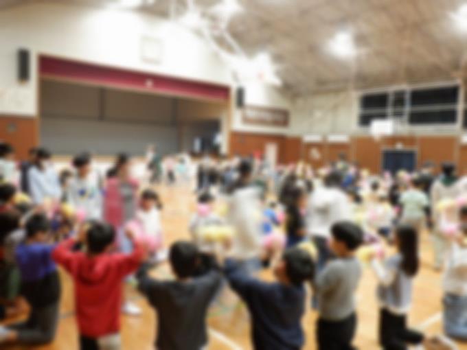 花道を、6年生と手をつないで入場