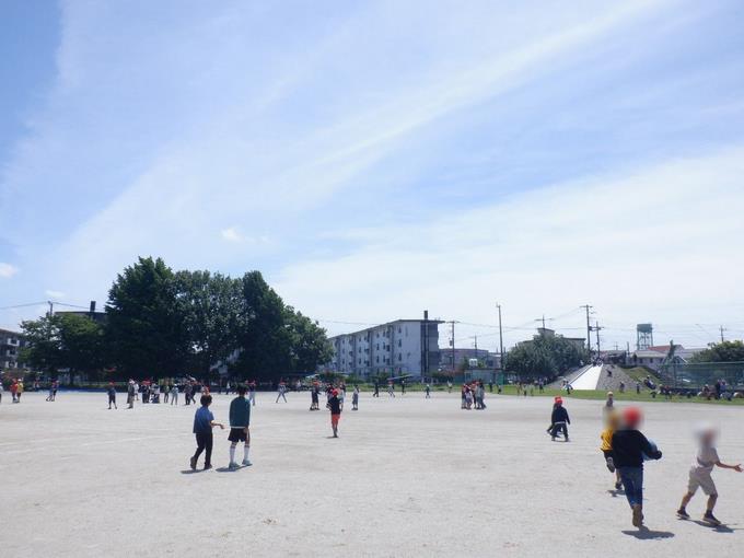 爽やかな天気のなか、外遊びを楽しんでいます