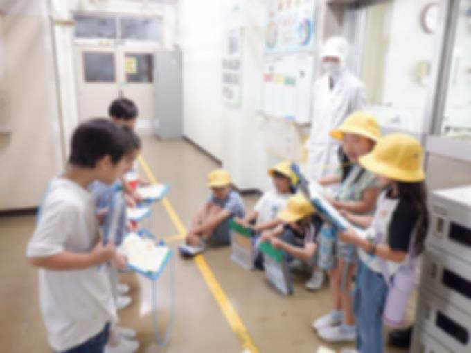 2年生が1年生を学校案内