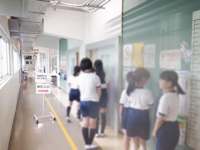 5年生、内科検診を静かに並んで待ちます