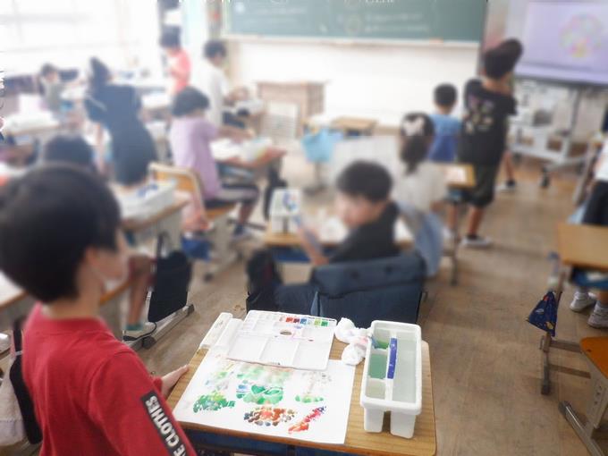 3年生　クレヨンと絵の具で表現