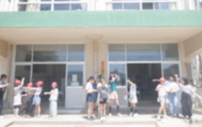 昇降口のミストシャワーで涼んでいます