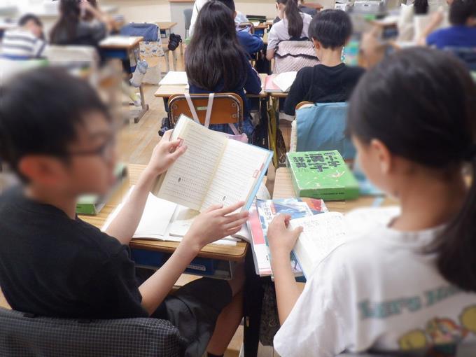 3年生　国語辞典で自分の漢字を調べています