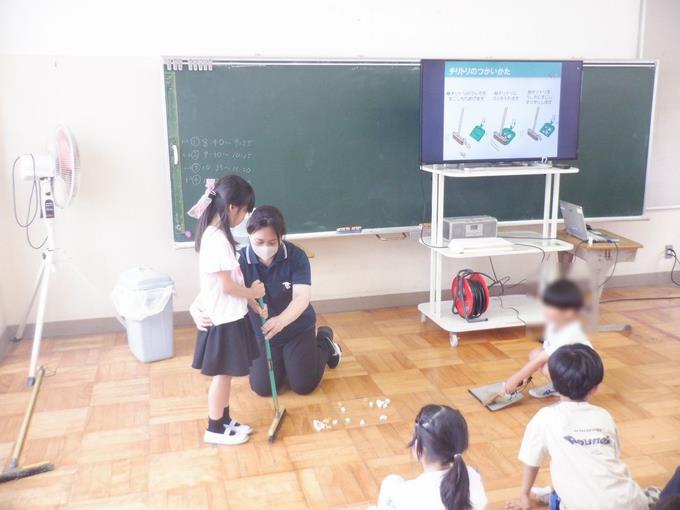1，2年生　ほうき、ちりとりの使い方