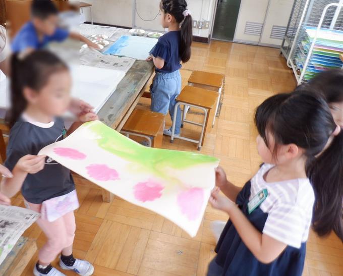 1年生　絵の具が流れないように運びます