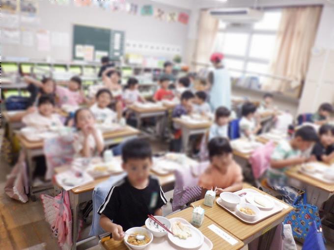 1年生　給食で初めてのナンに大喜び